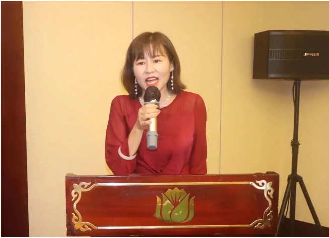 在儀式上，研究院執(zhí)行院長王敬向與會嘉賓詳細介紹了研究院的發(fā)展規(guī)劃和核心價值。他指出，當前國內涂料市場面臨著內卷的“死循環(huán)”，要打破這一局面需要涂料上下游產業(yè)技術人員的共同努力，需要環(huán)境友好型涂裝產品的革新機會，以及有信心的破局者的合作。研究院的核心價值包括為用漆企業(yè)提供整體涂裝解決方案、常態(tài)化技術交流會以及產業(yè)鏈融合，共同推動新技術、新產品、新應用等方面的發(fā)展，解決環(huán)保替代或制約問題。