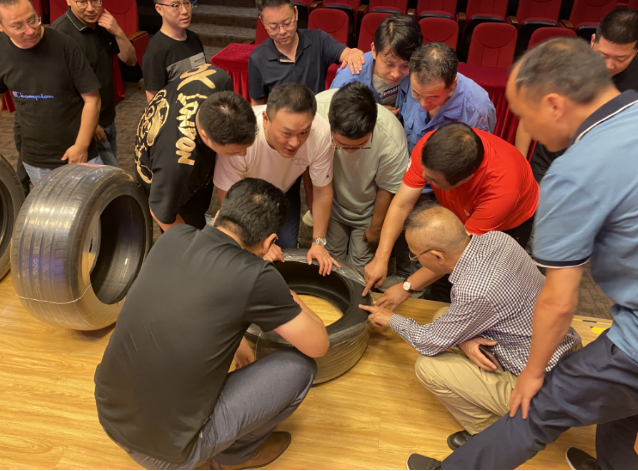 據(jù)了解，駿馬集團(tuán)是江蘇重點(diǎn)企業(yè)集團(tuán)，專注于輪胎骨架材料的生產(chǎn)與經(jīng)營(yíng)。該集團(tuán)總資產(chǎn)達(dá)12億美元，員工人數(shù)超過(guò)6000人，產(chǎn)品主要包括錦綸6浸膠簾子布、錦綸66浸膠簾子布、高模低縮滌綸簾子布和子午胎輪胎鋼簾線，已經(jīng)形成了中國(guó)簾子布產(chǎn)能第一、鋼簾線產(chǎn)能前三的規(guī)模。
