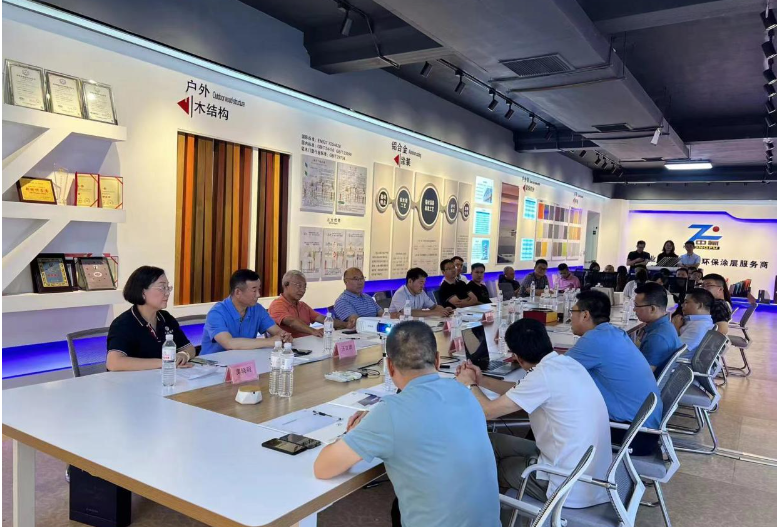 寧波涂協(xié)考察團(tuán)來(lái)到了青島中氟氟碳材料有限公司，公司總經(jīng)理宋兆斌熱情歡迎了考察團(tuán)。在座談交流會(huì)上，宋兆斌總經(jīng)理詳細(xì)介紹了公司的產(chǎn)品體系，包括FEVE水性氟碳涂料、油性氟碳涂料、UV光固化涂料等。他強(qiáng)調(diào)了公司在氟碳領(lǐng)域的深耕細(xì)作和標(biāo)準(zhǔn)的豐富經(jīng)驗(yàn)，為行業(yè)內(nèi)其他企業(yè)提供了學(xué)習(xí)的機(jī)會(huì)。