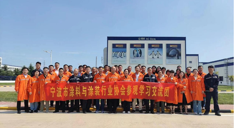 寧波涂協(xié)考察團(tuán)蒞臨了中遠(yuǎn)佐敦船舶涂料(青島)有限公司，公司總監(jiān)徐繼偉熱情歡迎了考察團(tuán)。在座談交流中，徐繼偉總監(jiān)介紹了公司的歷史和企業(yè)精神，以及企業(yè)管理、制度文化建設(shè)、物流管理、公益慈善、社會(huì)責(zé)任等方面的情況。汪立波會(huì)長(zhǎng)和吳曉明秘書(shū)長(zhǎng)向徐繼偉總監(jiān)一行的熱烈歡迎表示衷心感謝，佐敦集團(tuán)作為制漆領(lǐng)域的全球卓越品牌，將成為他們學(xué)習(xí)和借鑒的方向。