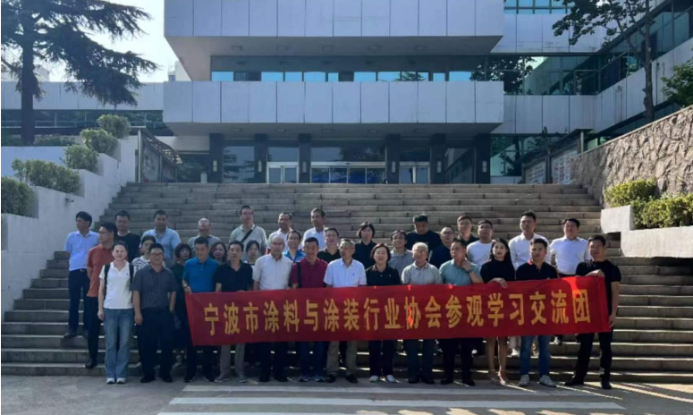 最后一站，寧波涂協(xié)考察團(tuán)來(lái)到了海洋化工研究院，受到了院長(zhǎng)閆永江和博士桂泰江的熱情歡迎。在座談交流中，桂泰江博士介紹了海洋化工研究院的情況，強(qiáng)調(diào)了其在海洋涂料研發(fā)和功能性涂料方面的專(zhuān)業(yè)性。