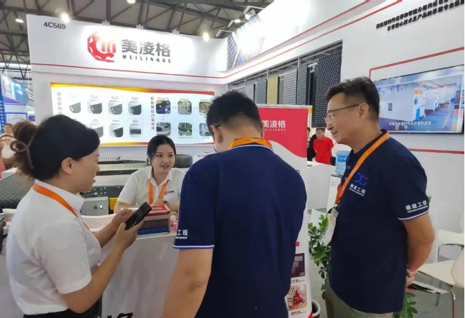 展會期間，眾多參觀者對美凌格的輪胎傳送帶解決方案給予了高度評價?？蛻艏娂姳硎荆懒韪竦南冗M技術(shù)和創(chuàng)新產(chǎn)品為生產(chǎn)線的運作提供了更高效的解決方案，使他們在提高生產(chǎn)效率的同時，降低了成本和資源浪費。