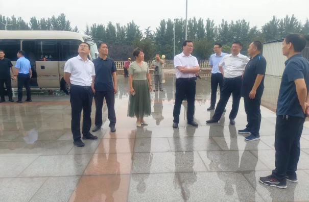 王琪華首先蒞臨諸城涌安橡膠工程輪胎建設項目，仔細聆聽了項目負責人的介紹，詳細了解了各個項目的進展情況，全面了解了項目中遇到的問題。隨后，與現場人員一起深入討論，共同探討解決項目推進中的難題。
