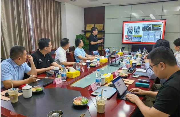 會議伊始，就利得系服務(wù)商上半年銷售復(fù)盤總結(jié)，從批發(fā)渠道、零售渠道、定價策略和品牌運營等多個角度進行了深入分析。利得系目前在發(fā)展中面臨一些挑戰(zhàn)和難題，雙方進行了原因分析，并共同探討了解決問題的策略和措施。