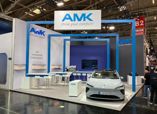 德國慕尼黑國際車展(IAA)2023于當?shù)貢r間9月5日至10日盛大舉行，為全球車迷、汽車制造商和行業(yè)專家?guī)硪粓鲆曈X和科技的盛宴。本次車展上，中國汽車零部件領域的翹楚，中鼎旗下的安美科，以引人矚目的方式展示了其領先的汽車空氣懸架技術，彰顯了在中國市場和新能源領域不懈努力的成果。