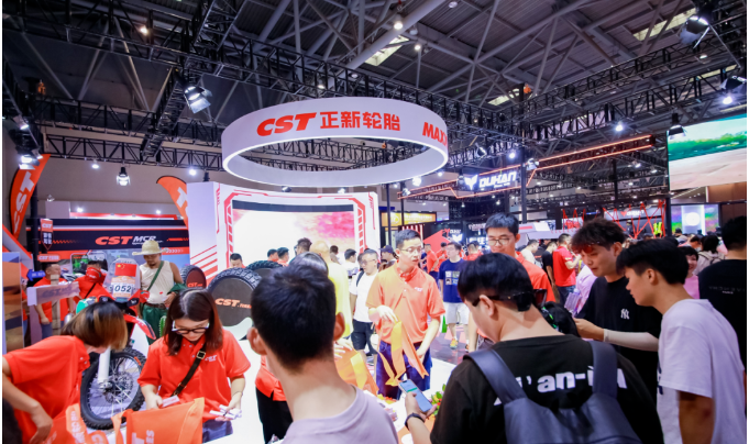 除了產(chǎn)品展示，正新輪胎還在展會(huì)現(xiàn)場(chǎng)舉辦了摩托車(chē)行業(yè)達(dá)人訪談會(huì)、互動(dòng)小游戲以及DJ電音SHOW等趣味活動(dòng)，為參展嘉賓營(yíng)造了極佳的觀展體驗(yàn)，吸引了眾多參展觀眾的駐足參與，展位氛圍十分熱烈。