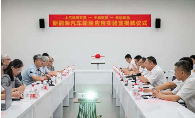 與上汽通用五菱密切合作的合作伙伴之一，玲瓏輪胎也在汽車產(chǎn)業(yè)中扮演著重要的角色。他們多年來一直致力于提高零部件的質(zhì)量，以滿足客戶對高品質(zhì)和高性能輪胎的需求。這些努力得到了全球60多家汽車廠的認(rèn)可，使其成為中國輪胎行業(yè)的佼佼者。