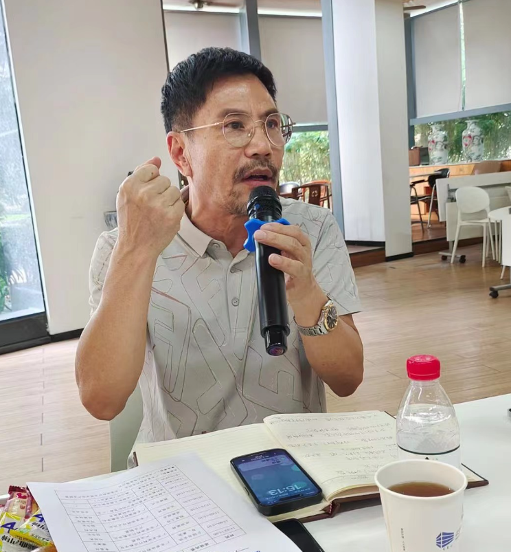廣東省涂料行業(yè)數(shù)字化產(chǎn)業(yè)聯(lián)盟理事長李昌環(huán)在會上致辭，他強調(diào)了聯(lián)盟的重要性，表示聯(lián)盟需要通過數(shù)字化合作實現(xiàn)更大的化學(xué)反應(yīng)。他指出，數(shù)字化轉(zhuǎn)型是一項復(fù)雜的工程，需要找準(zhǔn)方向，而聯(lián)盟的存在正是為了凝聚行業(yè)力量，成為廣東涂料行業(yè)數(shù)字化轉(zhuǎn)型的標(biāo)桿。他呼吁政和工程和其他聯(lián)盟企業(yè)共同努力，為廣東省的涂料行業(yè)數(shù)字化轉(zhuǎn)型貢獻力量，提升轉(zhuǎn)型速度。
