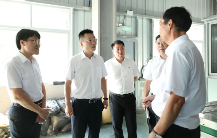 浙江省臺(tái)州市三門縣委書記陳曦一行前往珠岙鎮(zhèn)，就橡膠行業(yè)的優(yōu)化提升工作展開深入調(diào)研。此次行動(dòng)旨在進(jìn)一步充分發(fā)揮三門縣在橡膠資源方面的優(yōu)勢，將其轉(zhuǎn)化為可持續(xù)發(fā)展的競爭優(yōu)勢。