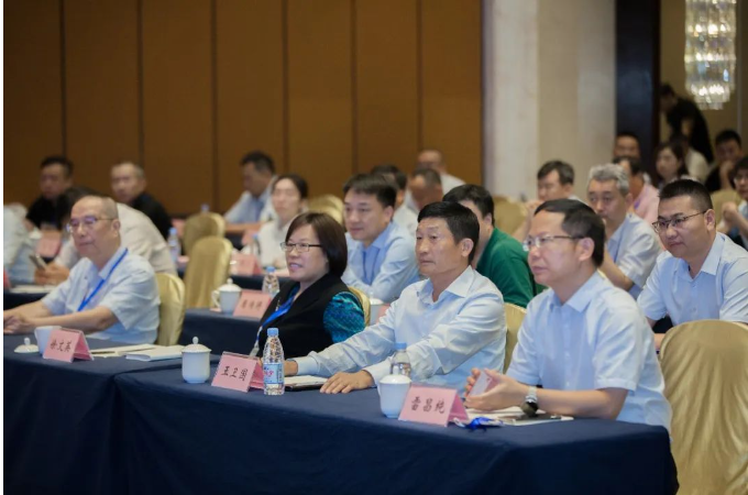 橡膠機械模具分會理事長鄭栩栩分析了輪胎模具行業(yè)的運行情況，指出在過去三年中，該行業(yè)受到了多重因素的影響，包括需求減弱、供給沖擊、疫情沖擊等，導(dǎo)致模具生產(chǎn)企業(yè)的利潤空間受到擠壓。他提出了六方面行業(yè)高質(zhì)量發(fā)展的策略，包括追求價值競爭、智能化發(fā)展和轉(zhuǎn)型升級等。