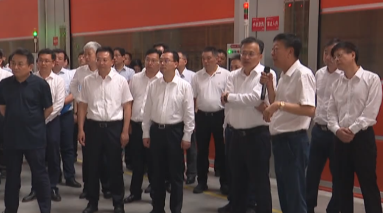 近日，江蘇省制造業(yè)智能化改造數(shù)字化轉(zhuǎn)型工作推進會在宿遷召開，會前胡廣杰副省長、劉浩市長及省工信廳、發(fā)改委、科技廳等領(lǐng)導(dǎo)一行參觀了江蘇三元輪胎有限公司全鋼子午線輪胎智慧工廠。