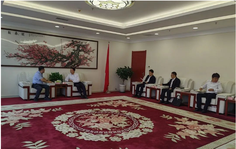 陜西延長石油西北橡膠有限責(zé)任公司總經(jīng)理張航偉率領(lǐng)團(tuán)隊，前往彬州市考察高端能源化工園區(qū)項目的建設(shè)情況。