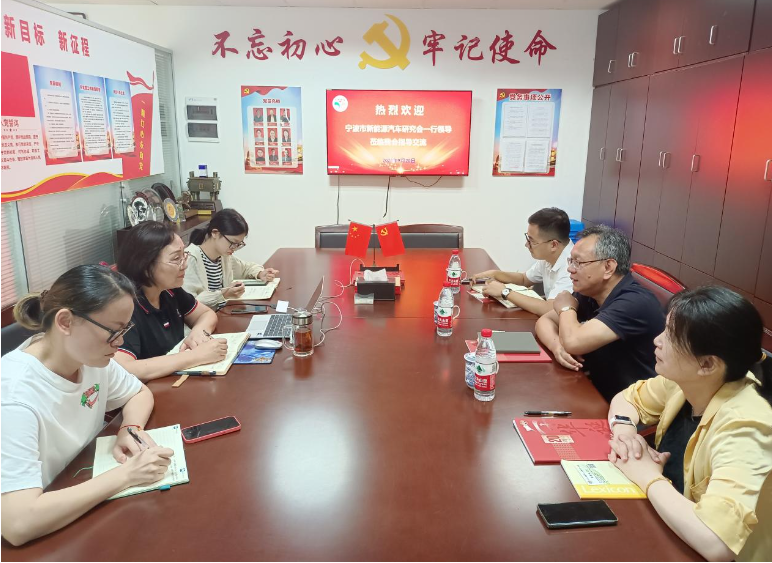 為促進(jìn)不同行業(yè)協(xié)會(huì)之間的交流與合作，共同提升服務(wù)會(huì)員企業(yè)的能力，寧波市新能源汽車研究會(huì)代表團(tuán)于9月20日蒞臨寧波市涂料與涂裝行業(yè)協(xié)會(huì)，展開(kāi)深入交流。