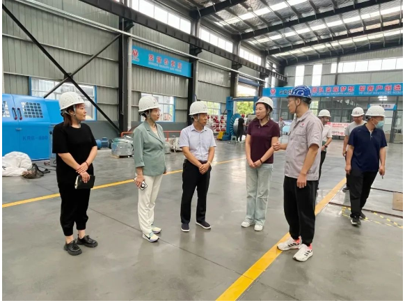焦作市政府高層代表團(tuán)于9月20日蒞臨河南華東電纜股份有限公司，對其二期重點(diǎn)項(xiàng)目建設(shè)情況進(jìn)行了深入調(diào)研。本次代表團(tuán)成員包括焦作市人大財(cái)經(jīng)委主任畢明奇、市發(fā)改委副主任景國紅等，與之同行的還有修武縣發(fā)改委副主任付英祖、經(jīng)開區(qū)黨工委委員、科技和人力資源局局長王愛萍等政府官員。華東電纜外聯(lián)副總青炎飛陪同進(jìn)行了調(diào)研。