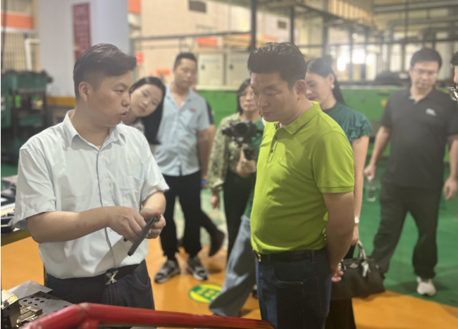 榮基塑料制品有限公司一直以來致力于創(chuàng)新和卓越，為門窗行業(yè)提供高品質(zhì)的密封膠條產(chǎn)品。在曾奎會長的引領(lǐng)下，走訪團成員深入?yún)⒂^了榮基公司的智能化車間。2022年底，榮基對其煉膠中心進行了全面煥新升級，引進了全自動上輔機和下落式密煉機混煉膠系統(tǒng)，并植入了自動化管理系統(tǒng)，這不僅進一步提高了產(chǎn)能，也徹底提升了企業(yè)的智能化管理水平。