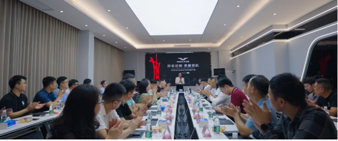 在隨后的座談會上，雙方進行了深入的交流與探討。座談會由榮基公司總經(jīng)理劉進容主持，他詳細介紹了榮基的發(fā)展歷程、技術(shù)優(yōu)勢和經(jīng)典項目。特別值得一提的是，劉總還詳細闡述了榮基專為門窗企業(yè)研發(fā)的全新整框焊接密封膠條的性能和優(yōu)勢，引起了在座嘉賓的濃厚興趣。
