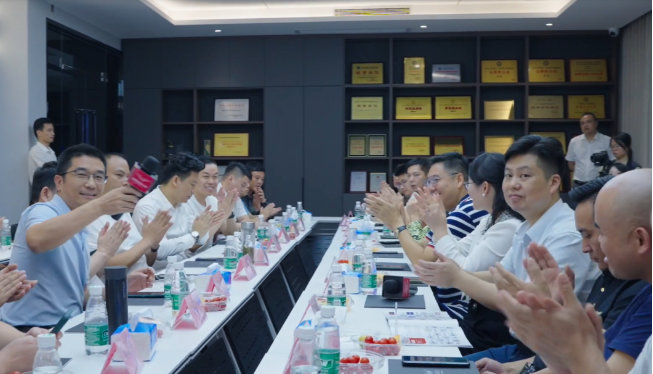 此次考察活動不僅讓廣東省門窗協(xié)會的成員們更深入地了解了榮基密封膠條的研發(fā)和生產(chǎn)過程，也讓他們深切感受到了榮基26年來一直堅持的“以技術(shù)取勝”的初心。高質(zhì)量發(fā)展已經(jīng)成為時代主題，門窗行業(yè)的提升也是不可逆轉(zhuǎn)的趨勢。榮基愿與門窗企業(yè)攜手同行，共同為人們提供更高品質(zhì)的生活保障。