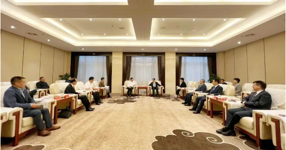 濮陽市委書記萬正峰在2023亞太涂料產(chǎn)業(yè)發(fā)展大會召開前夕會見了涂料行業(yè)的重要人物。與會者包括中國涂料工業(yè)協(xié)會會長劉普軍、名譽會長孫蓮英，以及來自多家涂料企業(yè)的高層代表。會議旨在加強合作關(guān)系，共同探討涂料產(chǎn)業(yè)的發(fā)展前景。