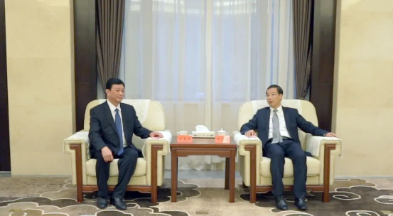 萬正峰書記在會見中指出，濮陽市地理位置優(yōu)越，是豫東北地區(qū)的重要中心城市之一。近年來，濮陽市積極推動產(chǎn)業(yè)升級和轉(zhuǎn)型發(fā)展，形成了以石油化工、裝備制造、食品加工等為主導的產(chǎn)業(yè)體系。涂料產(chǎn)業(yè)作為其中的重要分支，正蓬勃發(fā)展。中國·濮陽綠色涂料產(chǎn)業(yè)園作為全國首家綠色涂料產(chǎn)業(yè)園，已吸引了眾多知名企業(yè)如展辰、東方雨虹、三棵樹、立邦等入駐，展現(xiàn)出廣闊的發(fā)展前景。