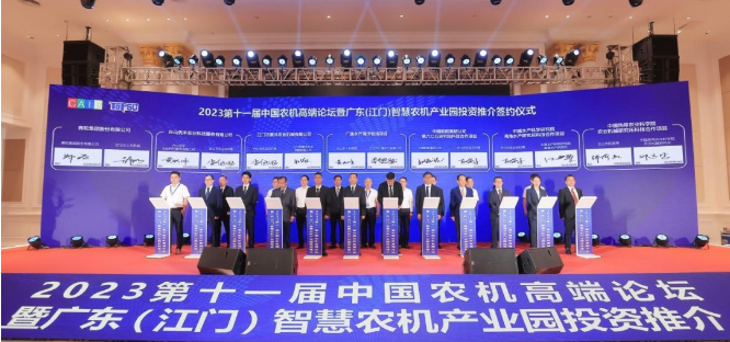 與此同時(shí)，賽輪集團(tuán)作為協(xié)辦單位，與廣東(江門(mén))智慧農(nóng)機(jī)產(chǎn)業(yè)園簽訂了合作協(xié)議。未來(lái)，雙方將共同推動(dòng)智慧農(nóng)機(jī)產(chǎn)業(yè)鏈的高質(zhì)量發(fā)展，計(jì)劃定期進(jìn)行互訪與交流，以進(jìn)一步探索和深化合作領(lǐng)域。這一合作的達(dá)成將為農(nóng)業(yè)機(jī)械領(lǐng)域的技術(shù)創(chuàng)新和發(fā)展注入新的動(dòng)力。