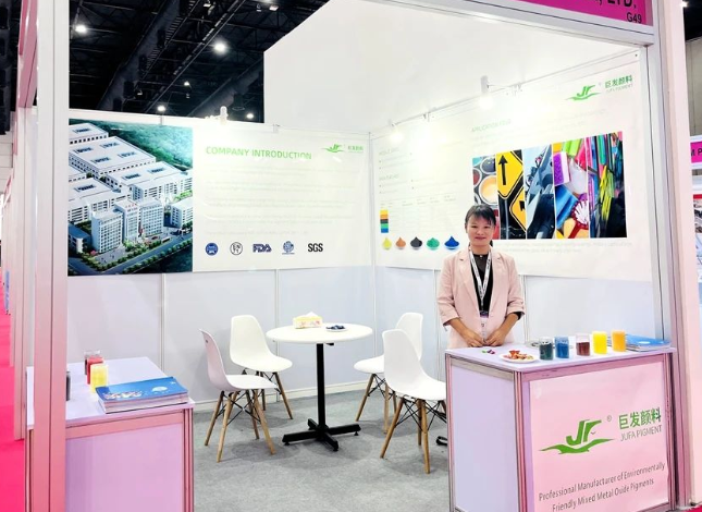 湖南巨發(fā)科技有限公司在泰國曼谷舉辦的2023亞太涂料展覽會(huì)(ASIA PACIFIC COATINGS SHOW)上亮相，展現(xiàn)了其領(lǐng)先的高性能環(huán)保混相顏料。這一盛會(huì)吸引了來自東南亞及周邊地區(qū)的專業(yè)觀眾，湖南巨發(fā)作為中國環(huán)保無機(jī)顏料行業(yè)的代表企業(yè)，吸引了眾多外國客戶的關(guān)注和咨詢，為未來深度合作奠定了堅(jiān)實(shí)基礎(chǔ)。