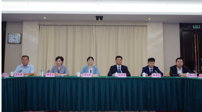 與會的涂料企業(yè)代表們紛紛對濮陽市營商環(huán)境表示贊賞，并表示將加強與濮陽政府的合作與交流，為濮陽涂料行業(yè)的高質(zhì)量可持續(xù)發(fā)展貢獻自己的力量。他們也一致認為，濮陽市政府為企業(yè)提供的卓越環(huán)境和服務(wù)將為涂料行業(yè)的未來帶來更多新動能。這次會議不僅拉近了企業(yè)與政府之間的距離，也為濮陽涂料產(chǎn)業(yè)的可持續(xù)發(fā)展注入了新的活力。