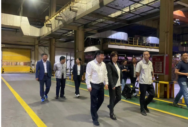 之后，徐文英一行到延長橡膠公司、高壓膠管分公司、膠布制品分公司、橡膠制品分公司、橡膠新材料分公司等生產(chǎn)車間進(jìn)行了現(xiàn)場調(diào)研，張航偉總經(jīng)理詳細(xì)介紹了各個公司的生產(chǎn)經(jīng)營狀況、產(chǎn)品發(fā)展現(xiàn)狀以及未來的規(guī)劃設(shè)想。同時，他們就產(chǎn)業(yè)轉(zhuǎn)型升級進(jìn)行了深入交流。