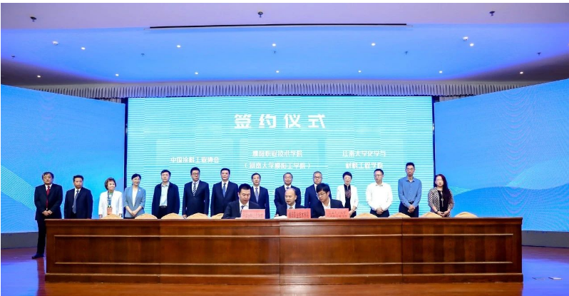 第二組為濮陽(yáng)職業(yè)技術(shù)學(xué)院黨委委員、工會(huì)主席楊世宇分別與中國(guó)涂料工業(yè)協(xié)會(huì)秘書(shū)長(zhǎng)劉杰、江南大學(xué)化學(xué)與材料工程學(xué)院院長(zhǎng)劉仁簽訂戰(zhàn)略合作框架協(xié)議，旨在共同進(jìn)行人才培養(yǎng)、共建科研平臺(tái)、聯(lián)合開(kāi)展技術(shù)創(chuàng)新攻關(guān)等多方面合作。