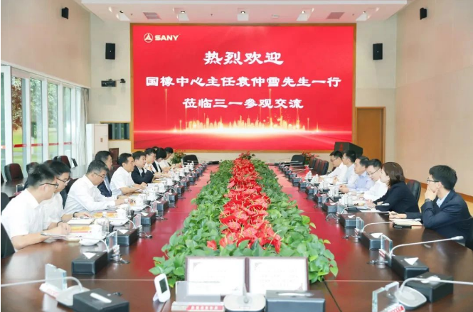 國橡中心主任、賽輪集團名譽董事長袁仲雪于9月26日到三一集團進行訪問，與三一集團黨委書記、輪值董事長、三一重工董事長向文波進行了深入交流。