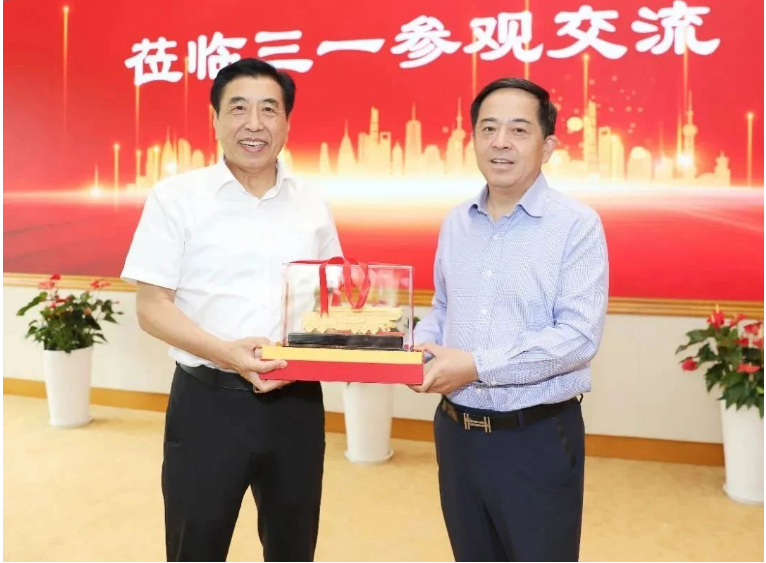 向文波對袁仲雪一行的到訪表示熱烈歡迎，并向他們介紹了三一集團的整體情況以及雙方合作的歷史和成果。他表示，作為各自領(lǐng)域的領(lǐng)軍企業(yè)，三一集團愿意與賽輪集團在輪胎、橡膠零部件等領(lǐng)域進一步加強合作，共同致力于提升產(chǎn)業(yè)競爭力，實現(xiàn)做強做優(yōu)做大的目標。