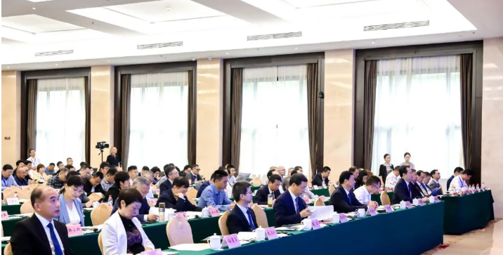 會(huì)議上，民族涂料龍頭企業(yè)三棵樹的董事長兼總裁洪杰發(fā)表了《把握機(jī)遇 迎接改變 堅(jiān)定不移走高質(zhì)量發(fā)展道路》的主題報(bào)告，他深入闡述了當(dāng)前涂料行業(yè)所面臨的大變局以及未來的發(fā)展趨勢(shì)，引發(fā)了行業(yè)內(nèi)的廣泛關(guān)注。