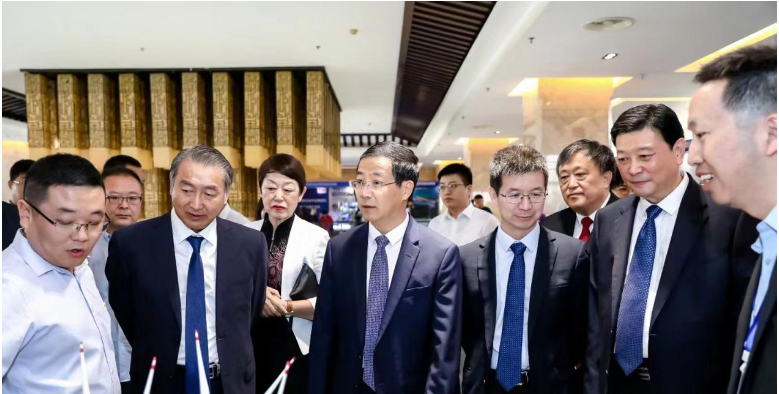 此次大會匯聚了國內(nèi)外知名企業(yè)代表，充分體現(xiàn)了高端化和國際化。各國涂料行業(yè)領(lǐng)袖也分享了各自國內(nèi)涂料市場的現(xiàn)狀和經(jīng)濟社會發(fā)展趨勢。同時，會議還聚焦輻射固化涂料、仿生涂層材料等領(lǐng)域的最新發(fā)展現(xiàn)狀，為涂料產(chǎn)業(yè)的可持續(xù)發(fā)展提供了寶貴經(jīng)驗。
