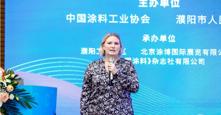 2023亞太國際涂料產(chǎn)業(yè)發(fā)展大會于近日在中國河南省濮陽市盛大舉行。大會吸引了來自國家相關(guān)部委、世界涂料理事會、亞洲涂料理事會以及國內(nèi)外知名涂料企業(yè)的400余名代表參加。在會議期間，佐敦涂料東北亞總監(jiān)Michelle Ystad Eriksen女士發(fā)表了主題為“涂料產(chǎn)業(yè)可持續(xù)發(fā)展路徑分析”的重要演講。