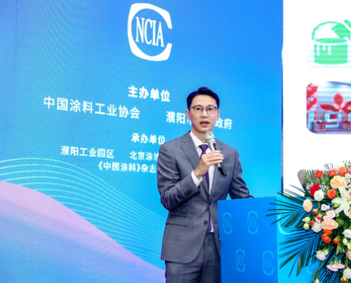 大會上，葉氏化工集團(tuán)的行政總裁葉鈞先生發(fā)表了題為“傳統(tǒng)產(chǎn)業(yè)的新機(jī)遇”的精彩演講。他首先回顧了葉氏化工集團(tuán)過去50年的發(fā)展歷程，該集團(tuán)專注于化工行業(yè)，如今已成為全球最大的醋酸酯類溶劑廠商、中國排名第一的油墨生產(chǎn)商、中國領(lǐng)先的涂料制造商和汽車潤滑油品牌之一。然而，葉氏化工集團(tuán)也積極應(yīng)對中國經(jīng)濟(jì)新階段的挑戰(zhàn)，采取了一系列措施，以謀求更大的發(fā)展突破。