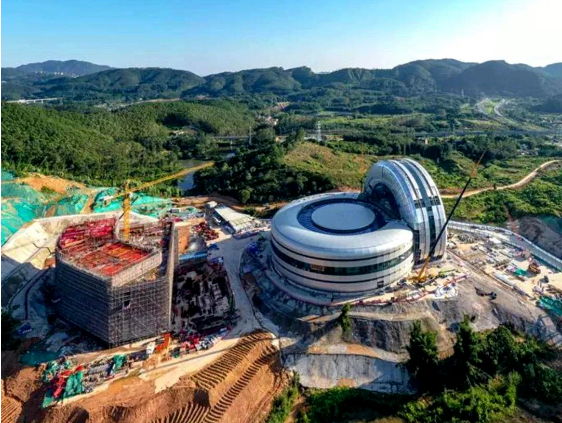 據(jù)悉，廣州航空輪胎大科學(xué)中心一期工程于2021年開工，定位為航空輪胎大科學(xué)科研中心，旨在促進(jìn)科研成果的快速轉(zhuǎn)化和中試生產(chǎn)。該一期工程依托航空輪胎動力學(xué)大科學(xué)裝置和硬核科技中心核心科研平臺，打造了一個(gè)集科研、生產(chǎn)和住宿等多功能于一體的科學(xué)中心。