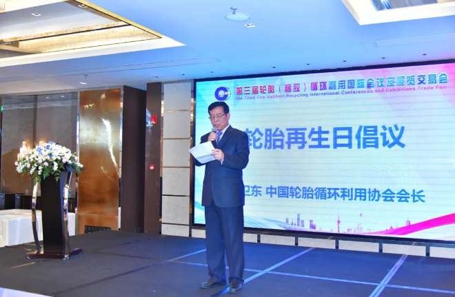 下午，會議進入國際交流環(huán)節(jié)，加拿大的Denis Rodrigue博士分享了魁北克省輪胎循環(huán)利用行業(yè)的現(xiàn)狀，波蘭格但斯克理工大學的Józef T. Haponiuk團隊討論了歐洲廢舊輪胎的綠色功能化回收利用，而美國田納西大學的馬躍潭則從美國行業(yè)視角探討了廢橡膠粉在鋪設瀝青路面中的綜合利用。