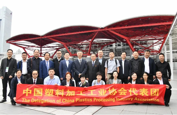 為促進中日兩國塑料行業(yè)之間的交流與合作，深化對日本塑料行業(yè)的技術進步與發(fā)展方向的了解，以及學習創(chuàng)新經驗，中國塑料加工工業(yè)協會榮譽理事長朱文瑋和理事長王占杰率領代表團一行20人于2023年10月3日啟程，赴日本進行為期三天的調研和訪問交流。