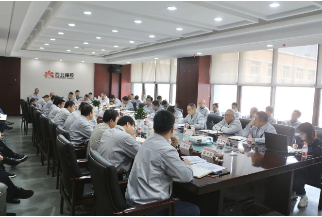 張航偉總經(jīng)理強(qiáng)調(diào)了增強(qiáng)使命感，全員要團(tuán)結(jié)拼搏，全速?zèng)_刺四季度。四季度是全年的關(guān)鍵節(jié)點(diǎn)，也是來年的起點(diǎn)，因此需要全員共同努力，確保公司能夠提前實(shí)現(xiàn)目標(biāo)，為未來的發(fā)展打下堅(jiān)實(shí)的基礎(chǔ)。他鼓勵(lì)員工在本職崗位上努力工作，注重細(xì)節(jié)，確保各項(xiàng)工作的進(jìn)展和質(zhì)量，以書寫新的經(jīng)營創(chuàng)效篇章。