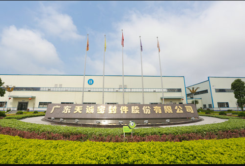 廣東天誠密封件股份有限公司，一家專注于生產(chǎn)汽車系列油封及橡膠密封件的企業(yè)，正在積極迎接新能源汽車時代的挑戰(zhàn)，并展現(xiàn)出強大的創(chuàng)新潛力。作為工信部認定的專精特新“小巨人”企業(yè)之一，廣東天誠在近年來不僅致力于科技創(chuàng)新和產(chǎn)品研發(fā)，還成功搶占了市場“風口”，成為多項國內(nèi)行業(yè)標準的制定者。