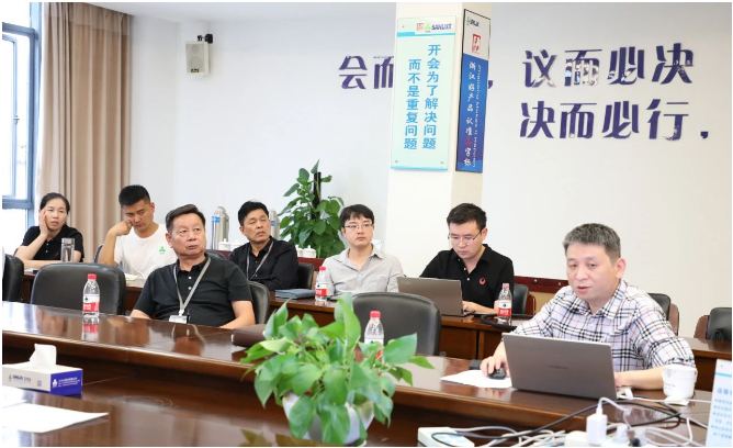 會議指出，必須繼續(xù)在基礎(chǔ)市場工作方面下功夫，維護客戶關(guān)系，積極參與市場，了解客戶需求，以卓越的服務(wù)推動銷售。同時，也強調(diào)了需要不斷構(gòu)建適應(yīng)自身特點的創(chuàng)新技術(shù)體系，增加核心工藝的研發(fā)力度，為客戶提供智能高效的三力士產(chǎn)品解決方案。