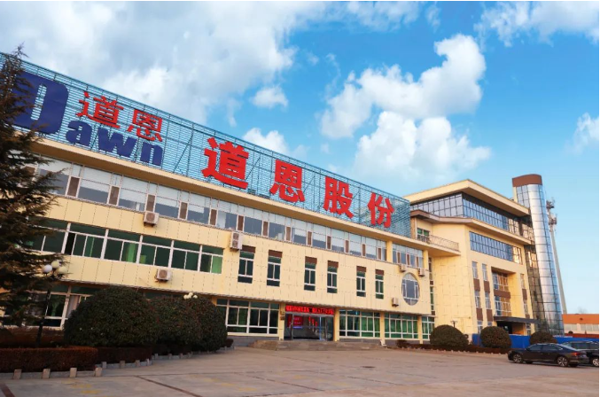 山東道恩高分子材料股份有限公司在最近舉行的業(yè)績說明會上表示，公司色母?，F(xiàn)有產(chǎn)能2.7萬噸，2023年上半年色母粒業(yè)務(wù)板塊實現(xiàn)營業(yè)收入7501.85萬元，主要客戶包括海爾和海信等知名企業(yè)。