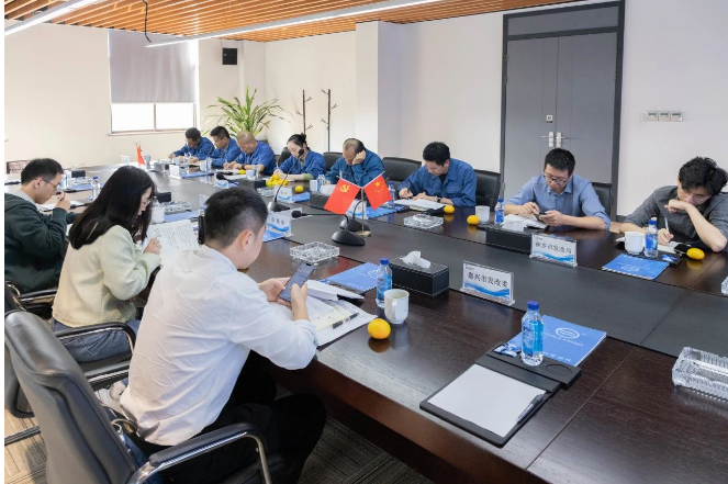 浙江省發(fā)展改革委員會(huì)社會(huì)研究室的陳靜靜、曾振偉一行于10月12日在嘉興市發(fā)改委、桐鄉(xiāng)市發(fā)改局領(lǐng)導(dǎo)陪同下前往浙江雙箭橡膠股份有限公司進(jìn)行調(diào)研和指導(dǎo)。雙箭股份董事長沈耿亮以及副總裁郎洪峰的熱情接待并陪同座談。