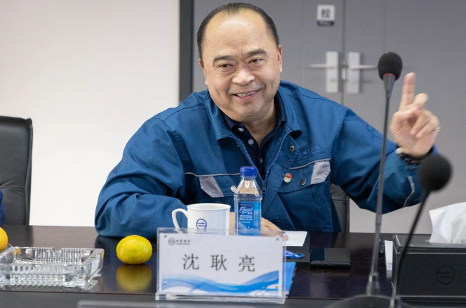 在座談會(huì)上，董事長沈耿亮熱烈歡迎領(lǐng)導(dǎo)一行的到來，并對省、市領(lǐng)導(dǎo)一直以來的關(guān)心和支持表示感激。圍繞著"兩業(yè)融合"的主題，他詳細(xì)介紹了公司的生產(chǎn)經(jīng)營情況、各項(xiàng)投資項(xiàng)目的建設(shè)進(jìn)展以及產(chǎn)業(yè)鏈的延伸發(fā)展規(guī)劃。沈董表示，政府對民營經(jīng)濟(jì)的高度重視是企業(yè)穩(wěn)步發(fā)展的動(dòng)力。雙箭股份將繼續(xù)專注于主營業(yè)務(wù)，在物料輸送領(lǐng)域不斷深耕，積極響應(yīng)省政府提出的"兩業(yè)融合"倡議，發(fā)揮龍頭企業(yè)的示范作用，緊抓發(fā)展機(jī)遇，提升市場競爭力和行業(yè)影響力，積極推動(dòng)浙江民營企業(yè)參與構(gòu)建新的發(fā)展格局。