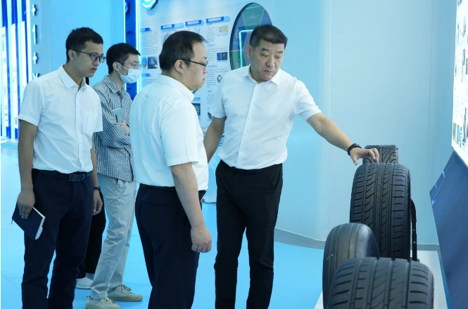 廣汽埃安新能源汽車股份有限公司副總經(jīng)理鄭純麒率領(lǐng)一支高層代表團(tuán)于10月12日上午前往黃埔輪胎進(jìn)行實地考察。黃埔輪胎總經(jīng)理王林龍親自接待了這次考察團(tuán)隊。