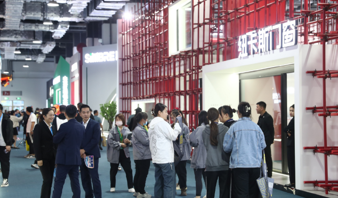 第一天，也就是10月12日，中國(guó)建博會(huì)(臨朐)以及中國(guó)(臨朐)家居門窗博覽會(huì)正式拉開帷幕。協(xié)會(huì)代表團(tuán)應(yīng)邀參加了開幕式，并親臨展會(huì)現(xiàn)場(chǎng)，積極參觀了各個(gè)展位。這次臨朐家居門窗博覽會(huì)集結(jié)了門窗產(chǎn)業(yè)鏈上、中、下游的700多家知名品牌企業(yè)，占地5.2萬平方米，展示了包括系統(tǒng)門窗、全鋁家居等在內(nèi)的10多個(gè)門類產(chǎn)品。這一盛會(huì)可謂是對(duì)華東地區(qū)家居門窗行業(yè)全產(chǎn)業(yè)鏈產(chǎn)品布局的生動(dòng)展示，呈現(xiàn)出該地區(qū)門窗市場(chǎng)的繁榮和潛力。