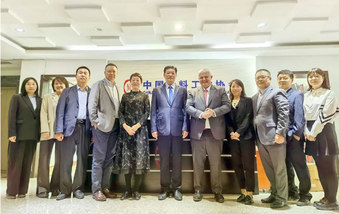 Miguel Mantas先生表示，中國市場對湛新公司至關(guān)重要，而湛新一直致力于綠色可持續(xù)發(fā)展。他希望通過與中國涂料工業(yè)協(xié)會的合作，能夠為湛新在中國市場的投資提供更多信心，促進雙方友誼和合作的深化，共同創(chuàng)造更美好的發(fā)展前景。