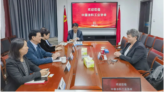 劉普軍會長強調(diào)，中國涂料工業(yè)協(xié)會與德國文森公司之間有多年的合作基礎(chǔ)，取得了卓有成效的成果。合作出版的《歐洲涂料雜志》(中文版)在行業(yè)內(nèi)反響良好，同時在低VOC涂料配方技術(shù)培訓和歐洲涂料學院培訓方面也取得了示范效應(yīng)。
