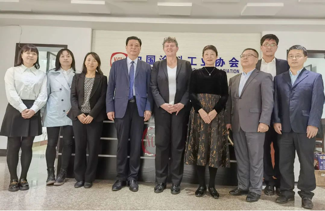 So<i></i>nja Schulte女士表示，她完全贊同劉普軍會長的看法，并表示文森公司對中國涂料行業(yè)懷有深厚的感情，希望與中國合作伙伴進一步深化合作，開展更多涉及中國涂料行業(yè)的業(yè)務(wù)。