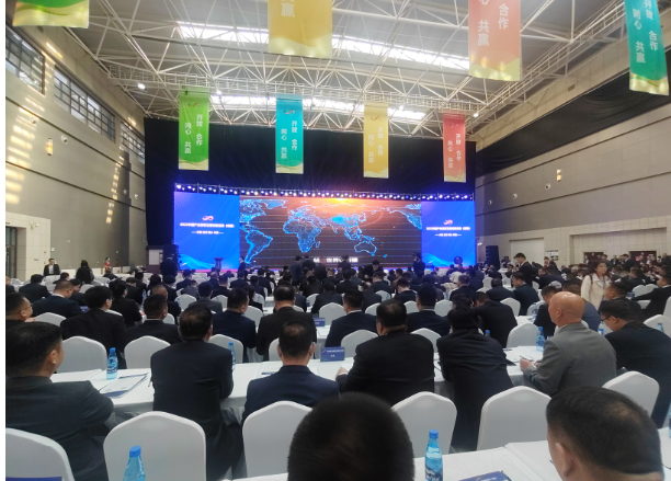 2023中國產(chǎn)業(yè)轉移發(fā)展對接活動(新疆)在昌吉市盛大開幕，這一活動的主題為“開放、合作、同心、共贏”。輪臺縣人民政府黨組成員、副縣長嵇重峰帶領縣商工局、招商服務局中心及11家企業(yè)15人參加活動，在會上，成功簽約了2個重要項目，合同金額高達30.5億元。