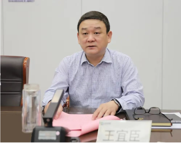 棗礦橡膠公司黨委書記王宜臣主持了會議，并就貫徹會議精神提出了要求。他強調(diào)了在安全、環(huán)保、信訪工作上要下更大的功夫，同時在攻堅沖刺方面要采取迅速行動。此外，他強調(diào)了拓展升級的重要性，以促進(jìn)橡膠產(chǎn)業(yè)的持續(xù)發(fā)展。